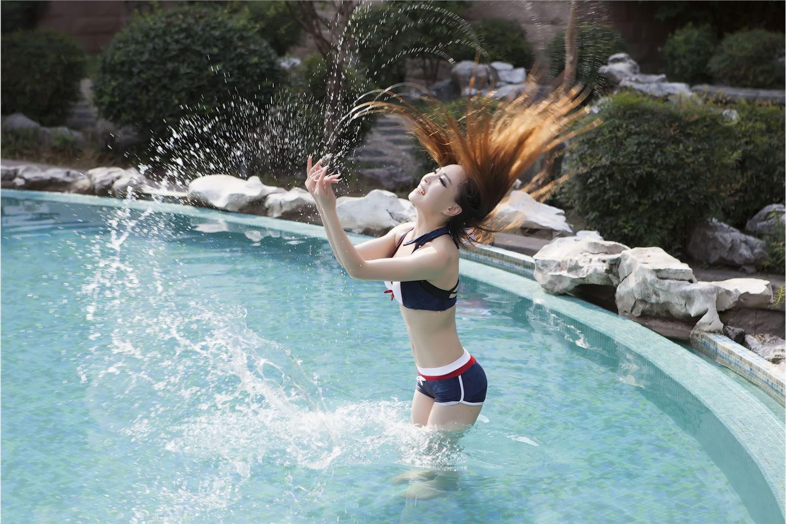 美女妖冶白皙美人泳装写真